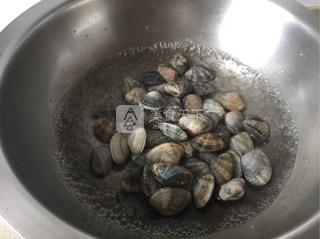 <a href=/shicai/shucai/SiGua/index.html target=_blank><u>丝瓜</u></a><a href=/shicai/shuichanpin/HuaGe/index.html target=_blank><u>花蛤</u></a>汤