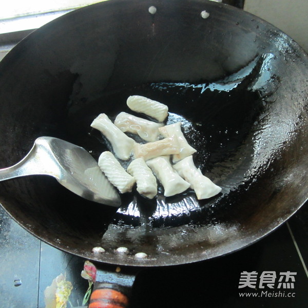 <a href=/shicai/shucai/QinCai/index.html target=_blank><u>芹菜</u></a>鱼卷的做法