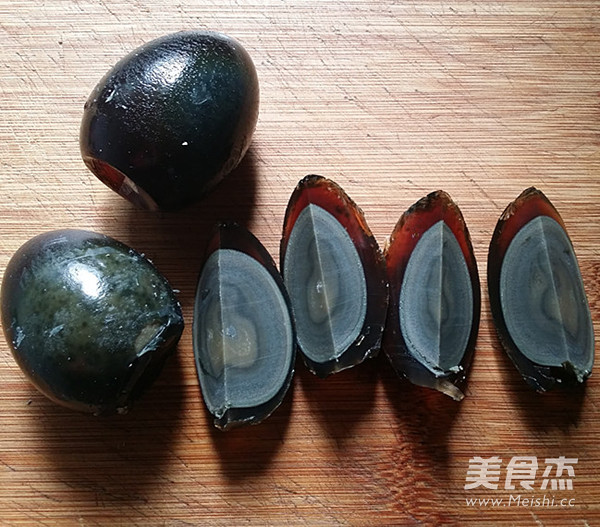 剁椒<a href=/shicai/rouqin/PiDan/index.html target=_blank><u>皮蛋</u></a>的做法
