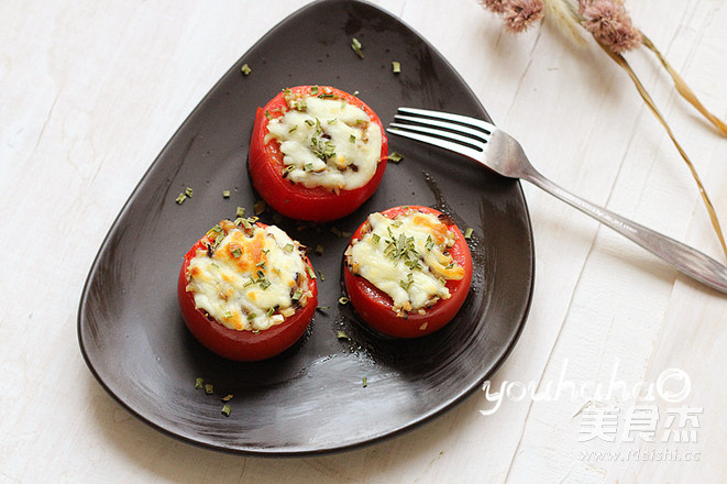 <a href=/shicai/mimian/ZhiShi/index.html target=_blank><u>芝士</u></a>焗番茄的做法