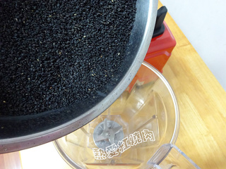 自制纯<a href=/shicai/guopin/HeiZhiMa/index.html target=_blank><u>黑<a href=/shicai/guopin/ZhiMa/index.html target=_blank><u>芝麻</u></a></u></a>酱