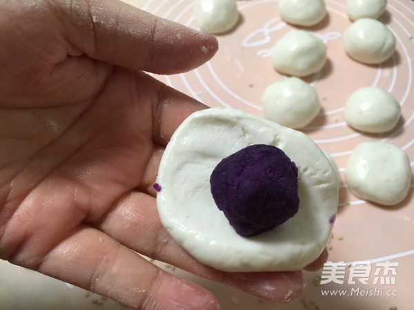 <a href=/shicai/guopin/ZhiMa/index.html target=_blank><u>芝麻</u></a><a href=/shicai/shucai/ZiShu/index.html target=_blank><u>紫薯</u></a>饼的做法