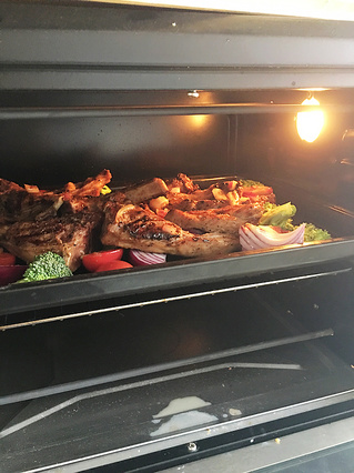 煎烤<a href=/shicai/rouqin/YangPai/index.html target=_blank><u>羊排</u></a>