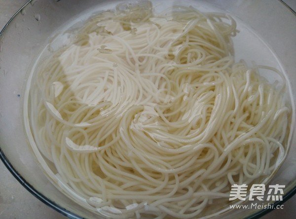 #香雪面粉#<a href=/shicai/mimian/YuMi/index.html target=_blank><u>玉米</u></a><a href=/shicai/shucai/WanDou/index.html target=_blank><u>豌豆</u></a>葱香面的做法