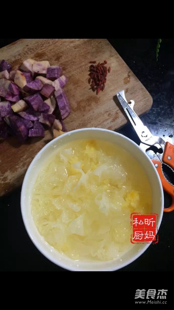 <a href=/shicai/shucai/ZiShu/index.html target=_blank><u>紫薯</u></a><a href=/shicai/shucai/YinEr/index.html target=_blank><u>银耳</u></a>羹的做法