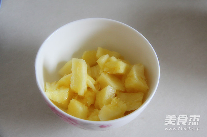 <a href=/shicai/guopin/BoLuo/index.html target=_blank><u>菠萝</u></a>八宝饭的做法