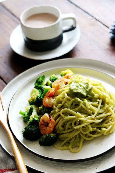 <a href=/shicai/guopin/NuiYouGuo/index.html target=_blank><u><a href=/shicai/guopin/NiuYouGuo/index.html target=_blank><u>牛油果</u></a></u></a><a href=/shicai/mimian/YiMian/index.html target=_blank><u>意面</u></a>的做法