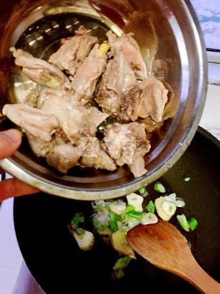 红松菇<a href=/shicai/shucai/BanLi/index.html target=_blank><u>板栗</u></a>炖小鸡汤