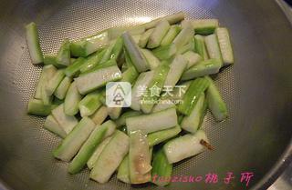 红椒炒<a href=/shicai/shucai/SiGua/index.html target=_blank><u>丝瓜</u></a>