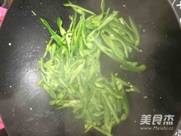 尖椒炒<a href=/shicai/rouqin/JiDan/index.html target=_blank><u>鸡蛋</u></a>的做法