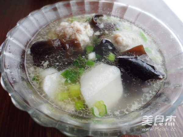 <a href=/shicai/shucai/ShanYao/index.html target=_blank><u>山药</u></a><a href=/shicai/shucai/MuEr/index.html target=_blank><u>木耳</u></a>丸子汤的做法