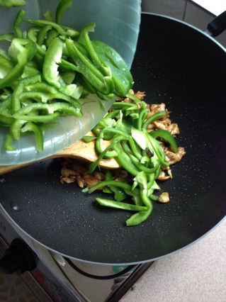 <a href=/shicai/rouqin/ZhengJi/index.html target=_blank><u>鸡肉</u></a>炒大椒