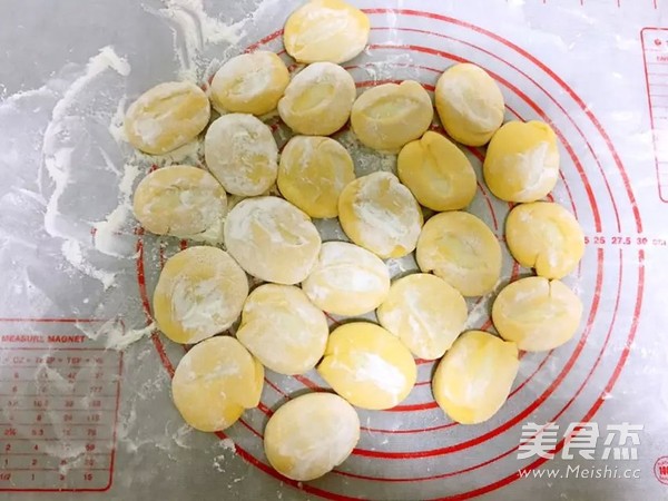 圆<a href=/shicai/shucai/BaiCai/index.html target=_blank><u>白菜</u></a><a href=/shicai/rouqin/ZhuRou/index.html target=_blank><u>猪肉</u></a>水饺的做法