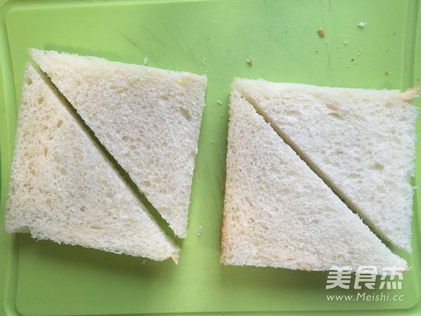 快手早餐——<a href=/shicai/rouqin/JiDan/index.html target=_blank><u>鸡蛋</u></a>三明治的做法