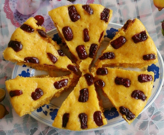 手把手教你做<a href=/shicai/shucai/NanGua/index.html target=_blank><u>南瓜</u></a>红<a href=/shicai/guopin/Zao/index.html target=_blank><u>枣</u></a>发糕