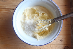 <a href=/shicai/guopin/MangGuo/index.html target=_blank><u>芒果</u></a><a href=/shicai/mimian/SuanNai/index.html target=_blank><u>酸奶</u></a>冻<a href=/shicai/mimian/ZhiShi/index.html target=_blank><u>芝士</u></a>的做法步骤:6