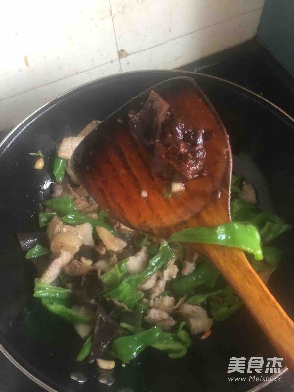 <a href=/shicai/shucai/LaJiao/index.html target=_blank><u>辣椒</u></a>炒<a href=/shicai/rouqin/WuHuaRou/index.html target=_blank><u>五花肉</u></a>的做法