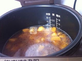 <a href=/shicai/shucai/TuDou/index.html target=_blank><u>土豆</u></a>腊肠焖饭