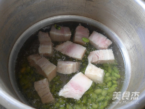 青<a href=/shicai/mimian/HuangDou/index.html target=_blank><u>黄豆</u></a><a href=/shicai/rouqin/WuHuaRou/index.html target=_blank><u>五花肉</u></a>汤的做法