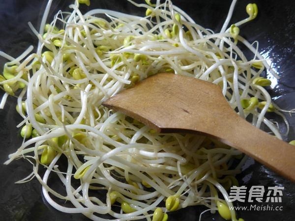 <a href=/shicai/rouqin/E/index.html target=_blank><u>鹅</u></a>肠炒<a href=/shicai/mimian/HuangDou/index.html target=_blank><u>黄豆</u></a>芽的做法