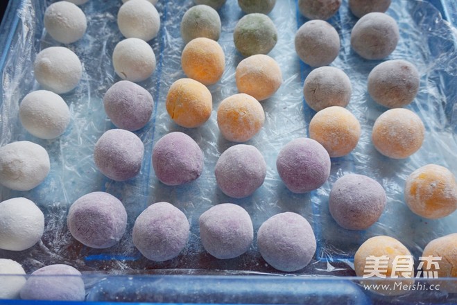 团团圆圆~五彩<a href=/shicai/guopin/HeiZhiMa/index.html target=_blank><u>黑<a href=/shicai/guopin/ZhiMa/index.html target=_blank><u>芝麻</u></a></u></a>汤圆的做法
