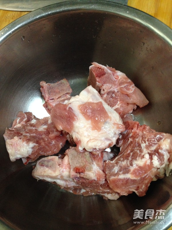 <a href=/shicai/rouqin/JiGu/index.html target=_blank><u>脊骨</u></a>莲<a href=/shicai/shucai/Ou/index.html target=_blank><u>藕</u></a>汤的做法