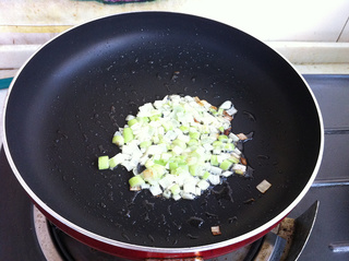 香酥<a href=/shicai/diaoweipin/CongYou/index.html target=_blank><u>葱油</u></a>饼