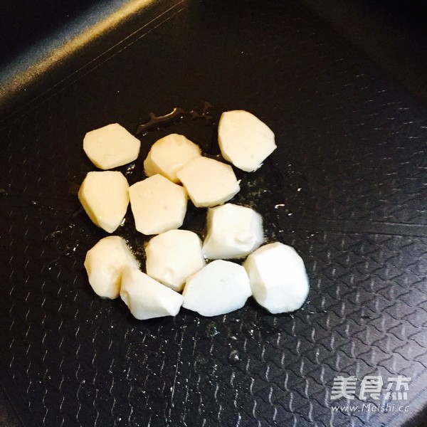 <a href=/shicai/shucai/XiQin/index.html target=_blank><u>西芹</u></a>炒<a href=/shicai/shuichanpin/YuWan/index.html target=_blank><u>鱼丸</u></a>的做法