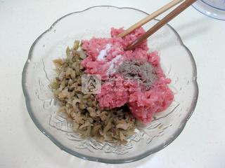 <a href=/shicai/rouqin/ZhuRou/index.html target=_blank><u>猪肉</u></a><a href=/shicai/shucai/ZhaCai/index.html target=_blank><u>榨菜</u></a>馅饼