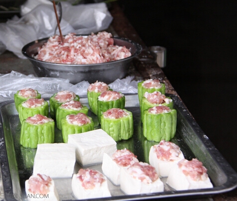 <a href=/shicai/shucai/KuGua/index.html target=_blank><u>苦瓜</u></a>酿<a href=/shicai/mimian/DouFu/index.html target=_blank><u>豆腐</u></a>做法     