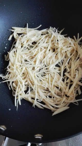 无油<a href=/shicai/shucai/TuDou/index.html target=_blank><u>土豆</u></a>丝饼