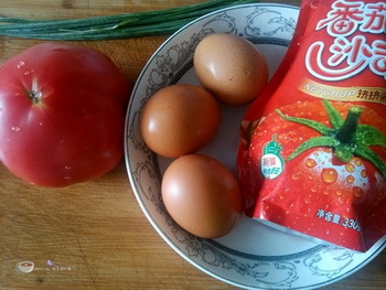 <a href=/shicai/rouqin/JiDan/index.html target=_blank><u>鸡蛋</u></a>炒<a href=/shicai/shucai/XiHongShi/index.html target=_blank><u>西红柿</u></a>太阳花步骤1