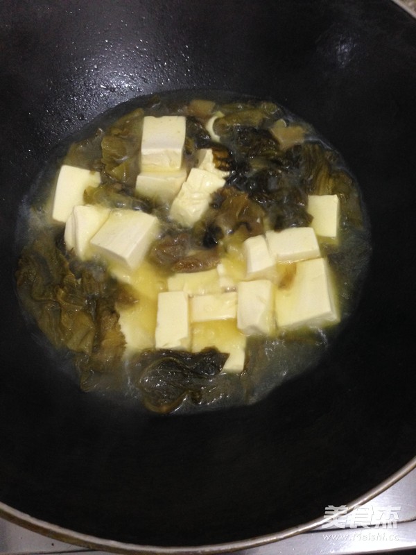 酸菜煲<a href=/shicai/mimian/DouFu/index.html target=_blank><u>豆腐</u></a>的做法