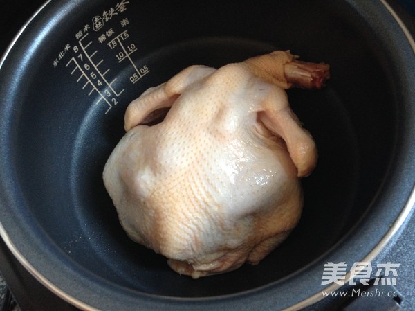 手撕<a href=/shicai/rouqin/SanHuangJi/index.html target=_blank><u>三黄鸡</u></a>（电饭锅版）的做法