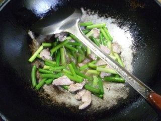 <a href=/shicai/rouqin/LiJi/index.html target=_blank><u>里脊</u></a>肉<a href=/shicai/mimian/FuZhu/index.html target=_blank><u>腐竹</u></a>炒<a href=/shicai/shucai/SuanTai/index.html target=_blank><u>蒜薹</u></a>