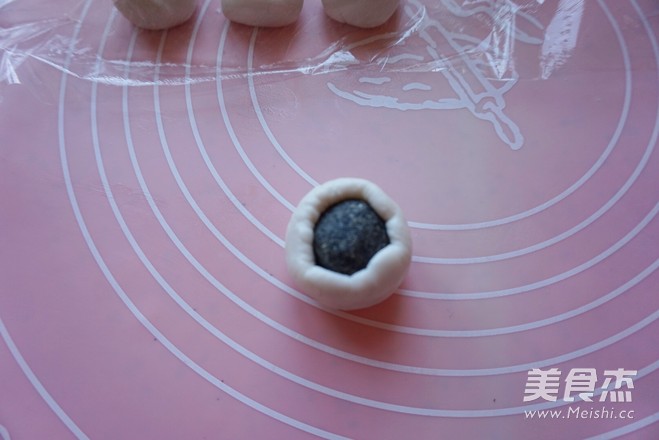 团团圆圆~五彩<a href=/shicai/guopin/HeiZhiMa/index.html target=_blank><u>黑<a href=/shicai/guopin/ZhiMa/index.html target=_blank><u>芝麻</u></a></u></a>汤圆的做法