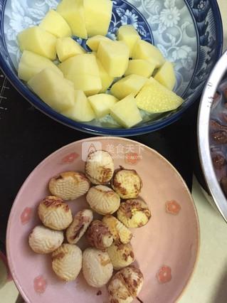 红松菇<a href=/shicai/shucai/BanLi/index.html target=_blank><u>板栗</u></a>炖小鸡汤