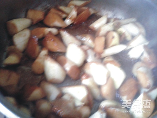 油焖<a href=/shicai/shucai/JiaoBai/index.html target=_blank><u>茭白</u></a>的做法