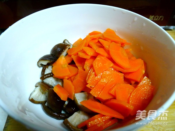 <a href=/shicai/diaoweipin/CongYou/index.html target=_blank><u>葱油</u></a>拌<a href=/shicai/shucai/XiangGu/index.html target=_blank><u>香菇</u></a>的做法