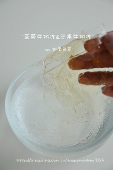 <a href=/shicai/guopin/LanMei/index.html target=_blank><u>蓝莓</u></a><a href=/shicai/mimian/NiuNai/index.html target=_blank><u>牛奶</u></a>冻&&<a href=/shicai/guopin/MangGuo/index.html target=_blank><u>芒果</u></a><a href=/shicai/mimian/NiuNai/index.html target=_blank><u>牛奶</u></a>冻步骤3