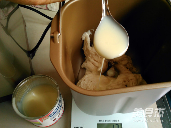 <a href=/shicai/mimian/MianBao/index.html target=_blank><u>面包</u></a>机炼奶<a href=/shicai/shucai/ZiShu/index.html target=_blank><u>紫薯</u></a><a href=/shicai/mimian/TuSi/index.html target=_blank><u>吐司</u></a>的做法