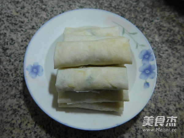 <a href=/shicai/mimian/XiangGan/index.html target=_blank><u>香干</u></a>蒿菜馅春卷的做法
