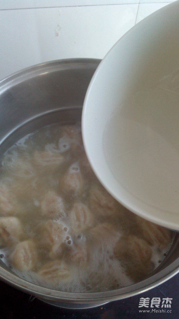 莲<a href=/shicai/shucai/Ou/index.html target=_blank><u>藕</u></a><a href=/shicai/rouqin/ZhuRou/index.html target=_blank><u>猪肉</u></a>饺子的做法