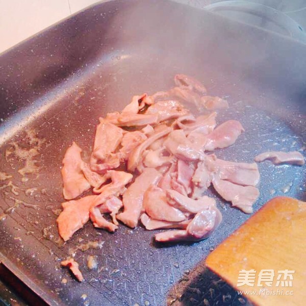 <a href=/shicai/rouqin/ZhuXin/index.html target=_blank><u>猪心</u></a>炒<a href=/shicai/shucai/HeLanDou/index.html target=_blank><u>荷兰豆</u></a>的做法