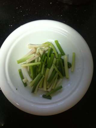 <a href=/shicai/shucai/QinCai/index.html target=_blank><u>芹菜</u></a>芽炒<a href=/shicai/shucai/SuanMiao/index.html target=_blank><u>蒜苗</u></a>