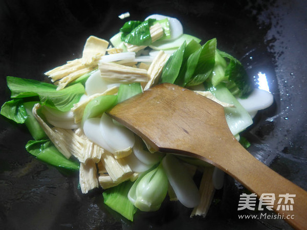 <a href=/shicai/mimian/FuZhu/index.html target=_blank><u>腐竹</u></a><a href=/shicai/shucai/QingCai/index.html target=_blank><u>青菜</u></a><a href=/shicai/mimian/NianGao/index.html target=_blank><u>年糕</u></a>汤的做法