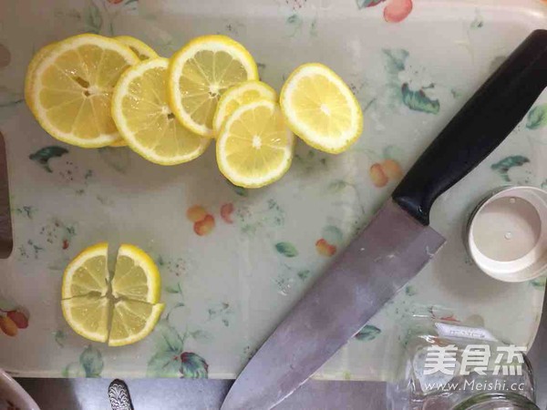 <a href=/shicai/guopin/NingMeng/index.html target=_blank><u>柠檬</u></a><a href=/shicai/diaoweipin/FengMi/index.html target=_blank><u>蜂蜜</u></a>水的做法