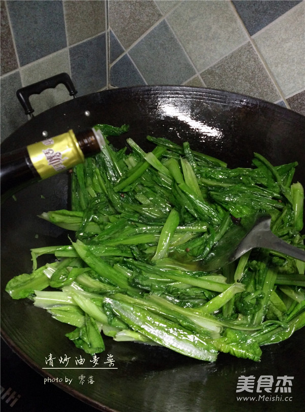 清炒<a href=/shicai/shucai/YouMaiCai/index.html target=_blank><u>油麦菜</u></a>的做法