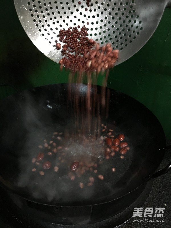 九旺源莲<a href=/shicai/shucai/Ou/index.html target=_blank><u>藕</u></a><a href=/shicai/rouqin/PaiGu/index.html target=_blank><u>排骨</u></a>汤的做法