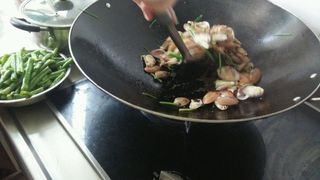 <a href=/shicai/diaoweipin/DouChi/index.html target=_blank><u>豆豉</u></a>花甲